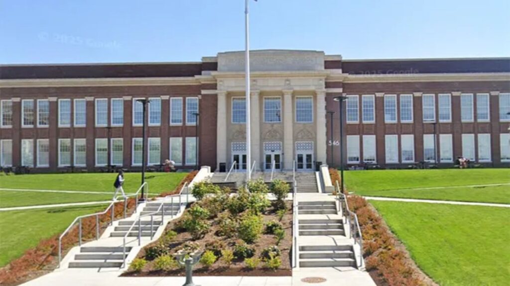 15-Year-Old Student Suffers Medical Emergency After Mixing Chemicals and Inhaling Toxic Gases at Oregon High School
